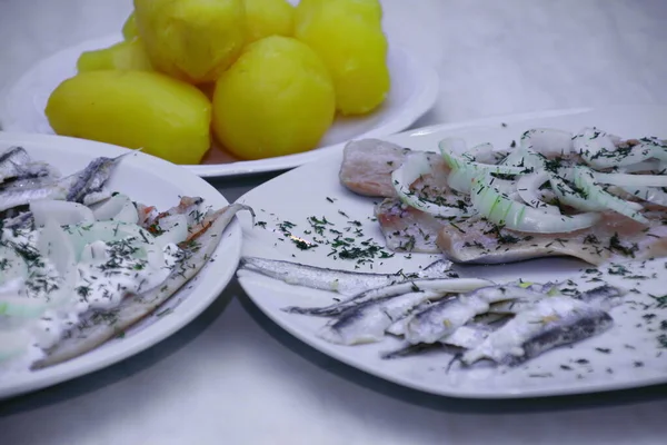 Close Prato Peixe Com Matjes Jovens Anchovas Cebolas Molho Iogurte — Fotografia de Stock