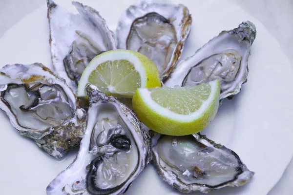 Cerca Plato Con Ostras Limones — Foto de Stock