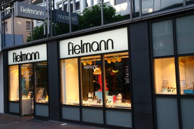 Paderborn, NRW, Almanya, Haziran 05. 2018, Fielmann mağazasının manzarası, gözlük tedarikçisi, görsel cihazlar ve diğer optik cihazlar,,