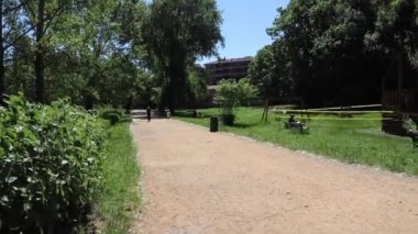 Parkta sosyal uzaklık - covid-19