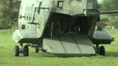 Kurtarma helikopterinin pilotu.