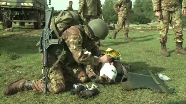 Στρατιωτική Εκπαίδευση Επίδεσμος Στο Κεφάλι Ενός Τραυματισμένου Στρατιώτη — Αρχείο Βίντεο