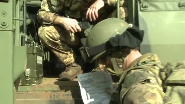 Treinamento Militar Soldado Coberto Por Jipe Usa Rádio — Vídeo de Stock