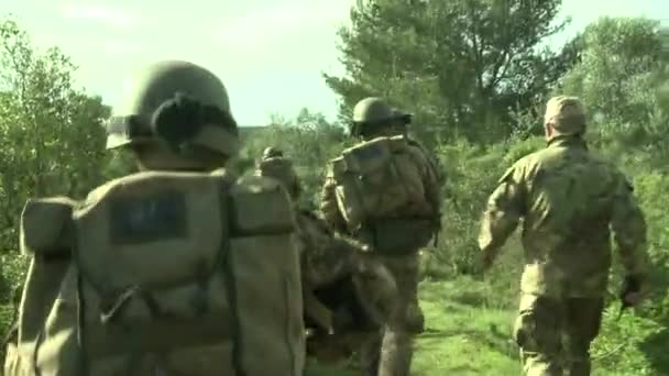 Gruppe Von Soldaten Erkundet — Stockvideo