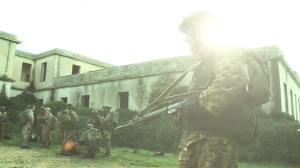 Vojáci Základním Táboře Čekají Rozkazy — Stock video