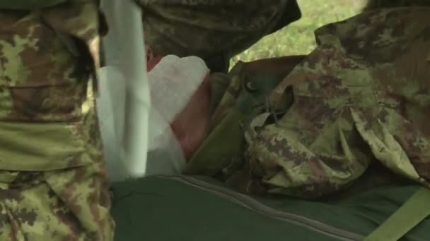 Soldat Medizinisch Versorgt Kopf Feldtraining — Stockvideo