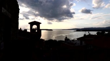 Gölde küçük bir İtalyan köyü