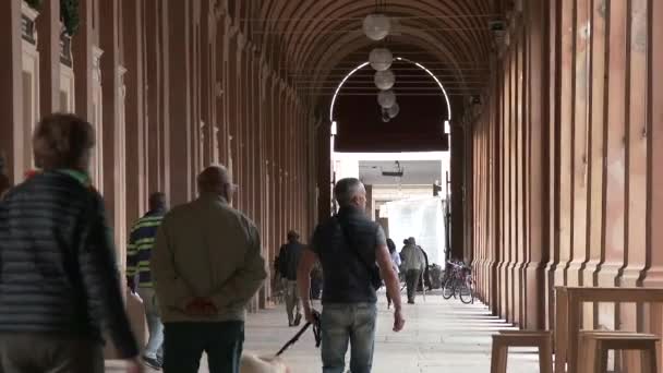 Personnes Marchant Sous Les Arcades Turin Italie — Video