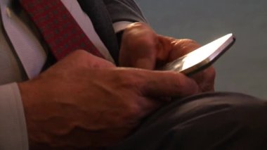 Cep telefonunda yazı yazan ellerin yakın çekimi