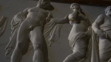 Thorvaldsens Müzesi 'nde Briseis ve Achilles Heykelinin 3 boyutlu animasyonu, Kopenhag, Danimarka. Orijinal 3D model: Briseis and Achilles by Geoffrey Marchalis lisanslı CC Öznitelik Web: skeç fab