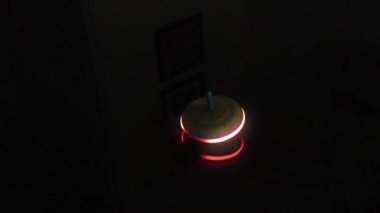 Koyu bir masanın üzerinde dönen tepeler.