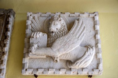 İstriya, Hırvatistan, Ortaçağ kasabası Motovun 'un kapısında Aziz Mark Aslanı' nın (kanatlı aslan, Venedik 'in sembolü) rahatlaması