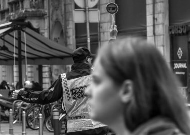 Zagreb, Hırvatistan. 5 Kasım 2018: Trafik Polisi Pazartesi sabahı Ilica ve Frankopanska Caddesi kavşağındaki trafiği düzenliyor