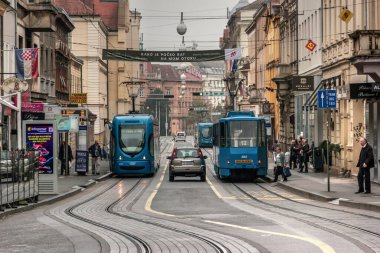 Zagreb, Hırvatistan, 4 Kasım 2018: Tramvaylar, yayalar ve arabalarla Ilica Caddesi manzarası