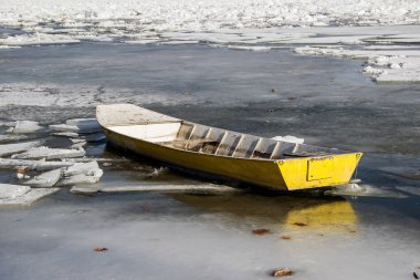 Donmuş Tuna Nehri 'nde mahsur kalmış sarı bir tekne.