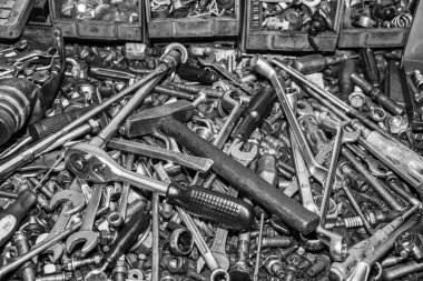 Garajdaki dağınık aletler.