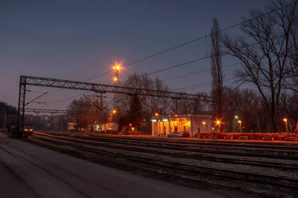 位于塞尔维亚贝尔格莱德市郊的Topider火车站的夜景 — 图库照片
