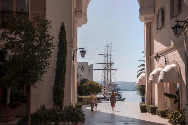 Tivat, Karadağ, Sep 22, 2018: Yugoslav Donanması 'nın JADRAN (Adriyatik) eğitim gemisinin arka planında yer aldığı lüks Porto Karadağ marina tatil beldesinin bir bölümü