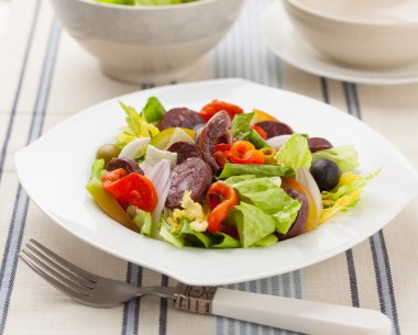 Siyah puding ve hamsi ile karışık salata