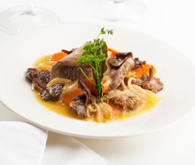 Fricandeau çanak mantar ile