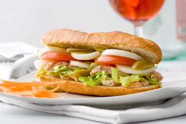 Yumurta, ton balığı, domates, turşu ve le ile sağlıklı baget sandviç