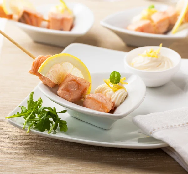 Spiedini di salmone con maionese allo zenzero — Foto Stock