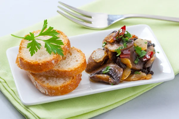 Aperitivo de champiñones con ajo, perejil y chile — Foto de Stock