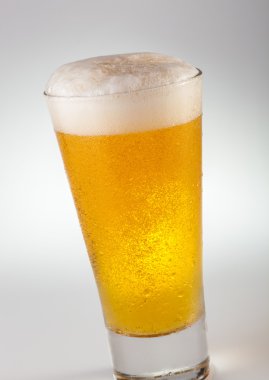 Bir bardak bira köpük kafa ile