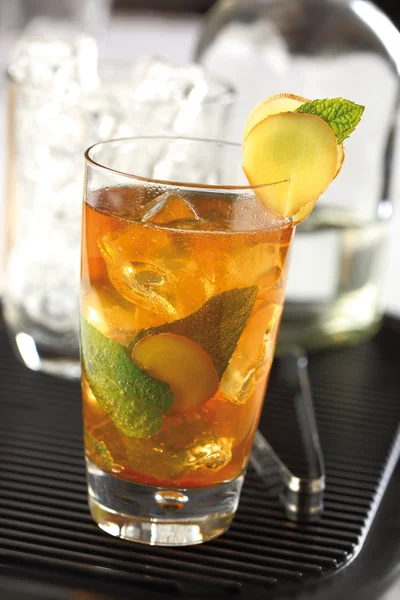 Cocktail au gingembre, préparé avec du rhum et des feuilles de menthe . — Photo