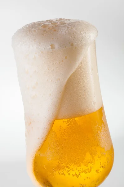Cerveza desbordante con la cabeza espumosa — Foto de Stock