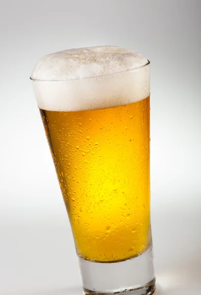 泡で冷えたビール — ストック写真