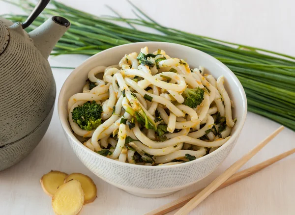 Makaron Udon z brokułami i warzywa — Zdjęcie stockowe