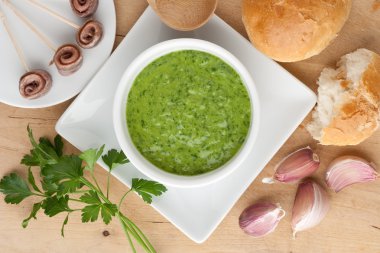 Yeşil sos malzemeler ile: maydanoz, hamsi, ekmek ve sarımsak