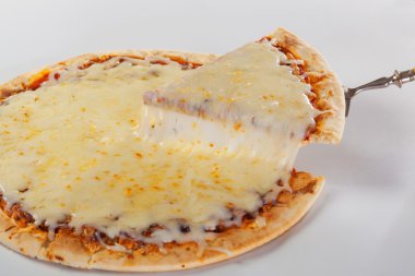 Pizza dilim eritilmiş mozzarrella ile