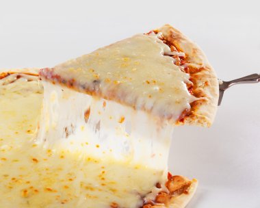 Sıcak pizza dilim eritilmiş peynir ile