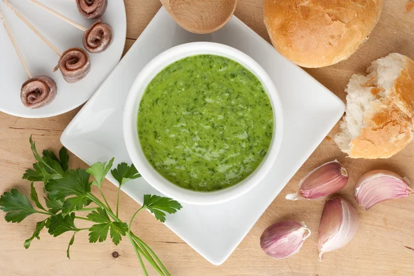 Salsa verde con ingredientes: perejil, anchoas, pan y ajo — Foto de Stock