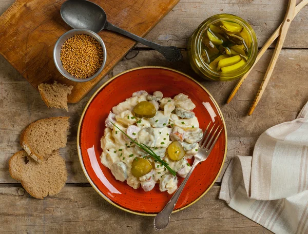 Ensalada de kartoffel alemana en una mesa vintage rústica — Foto de Stock