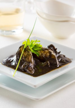 Chipirones mürekkeple