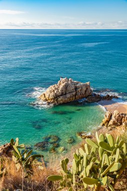 Costa Brava İspanya, Calella yakınındaki pastoral sıcak plaj.