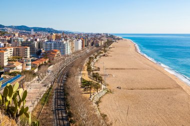 Calella beach, Costa Brava, Akdeniz kıyısında ve turistik şehir üzerine görüntülemek.