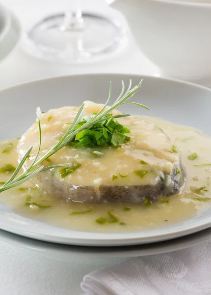 Hake en salsa en un plato — Foto de Stock