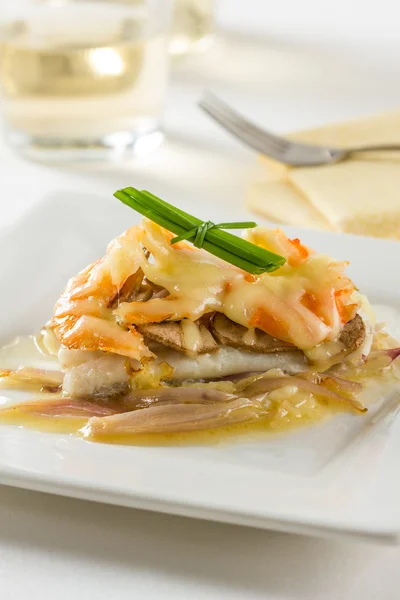 Pescado único en un plato en un restaurante — Foto de Stock