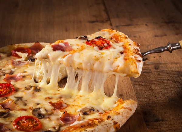 Plak van hete pizza — Stockfoto