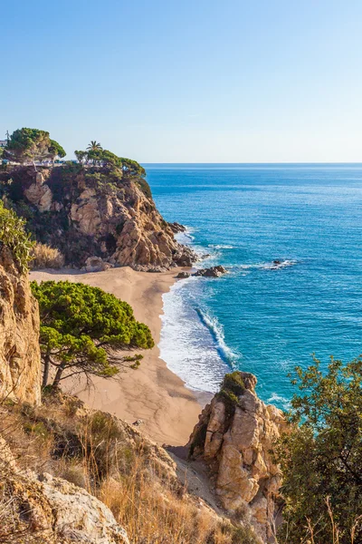 Idyllisk Meditteranean strand nära Calella på Costa Brava, Spanien. — Stockfoto