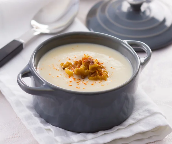 Romige soep in een kleine keramische pot koken — Stockfoto