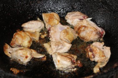 Kızarmış tavuk eti. Lezzetli bir yemek.