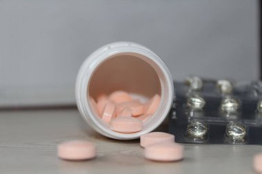 C vitamini masanın üzerindeki şişeden düştü.