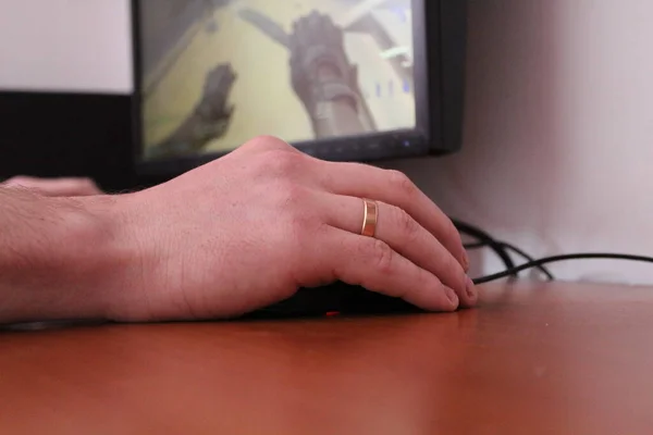 オフィスでのワークフロー コンピュータのためのマウスの男性の手 — ストック写真