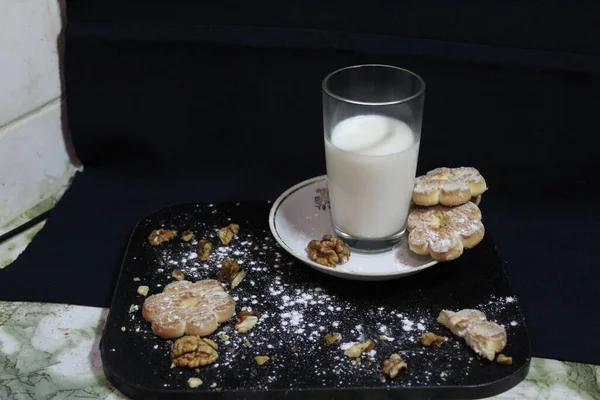 Piatto Latte Asse Scura Sullo Sfondo Trovano Biscotti Noci Natura — Foto Stock