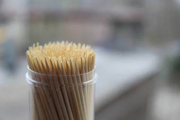 Kürdanların hepsi ağız hijyeniyle ilgilidir. Kürdan kavanozdan düşer. 